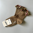 갤러리 뷰어로 이미지로드, <Collégien> Anémone Embroidered Ruffle Ribbed Ankle Socks - Biscuit