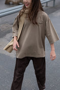 Load image into Gallery viewer, <façade> Wide SS tee - Taupe