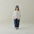 Gallery viewerに画像を読み込む, <Moun ten.> flower quilt reversible blouson - oatmeal
