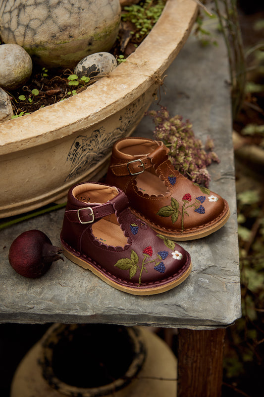 <Petit Nord> BlackBerries T-Bar Scallop - Hazelnut