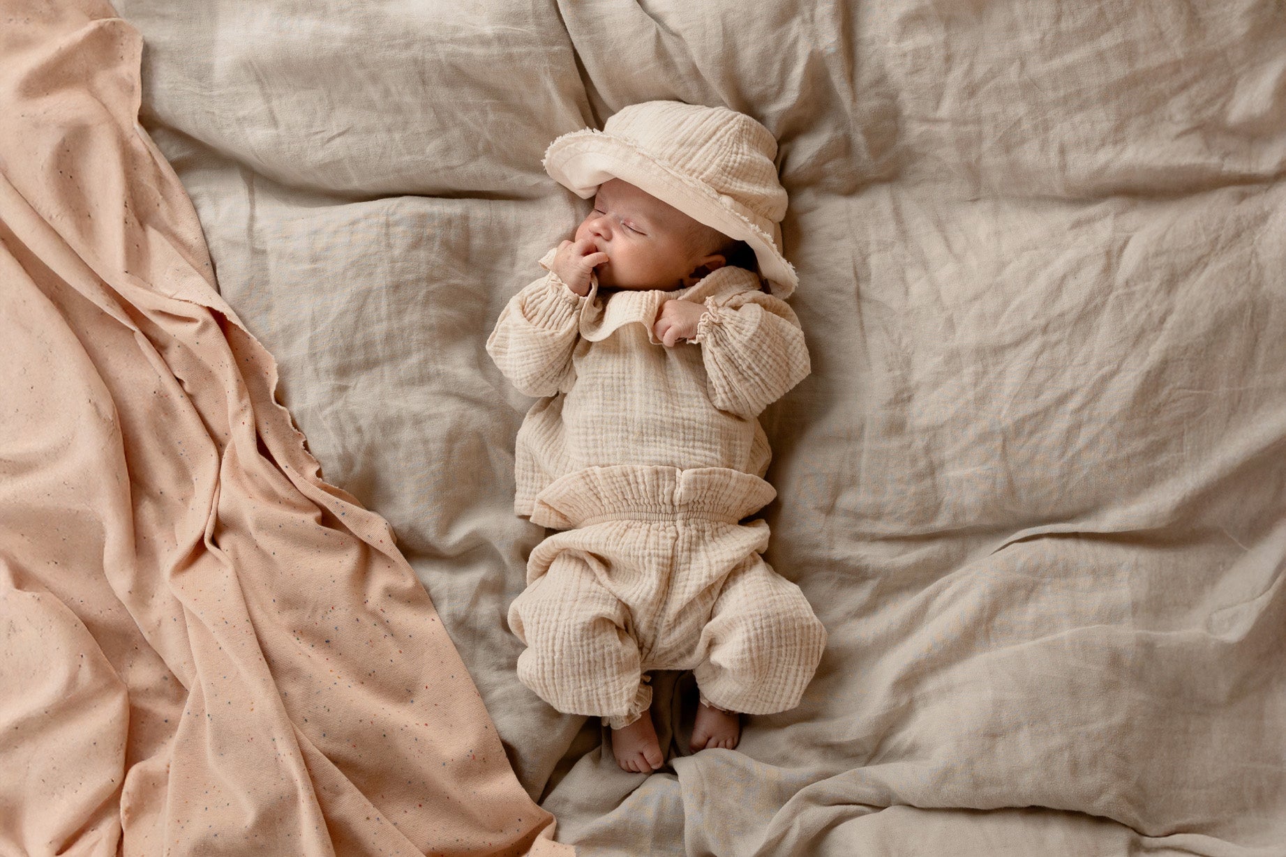 <Nixnut> Sun Hat - SNOW