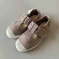 갤러리 뷰어로 이미지로드, <Cienta>T strap shoes - GRIS CLARO 77777
