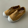 Load image into Gallery viewer, <cienta> Deck shoes - MUSTARD 70777</cienta>
