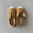 Load image into Gallery viewer, <cienta> Deck shoes - MUSTARD 70777</cienta>
