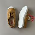 Load image into Gallery viewer, <cienta> Deck shoes - MUSTARD 70777</cienta>
