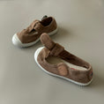 Load image into Gallery viewer, <cienta> T strap shoes - BEIGE 77777</cienta>
