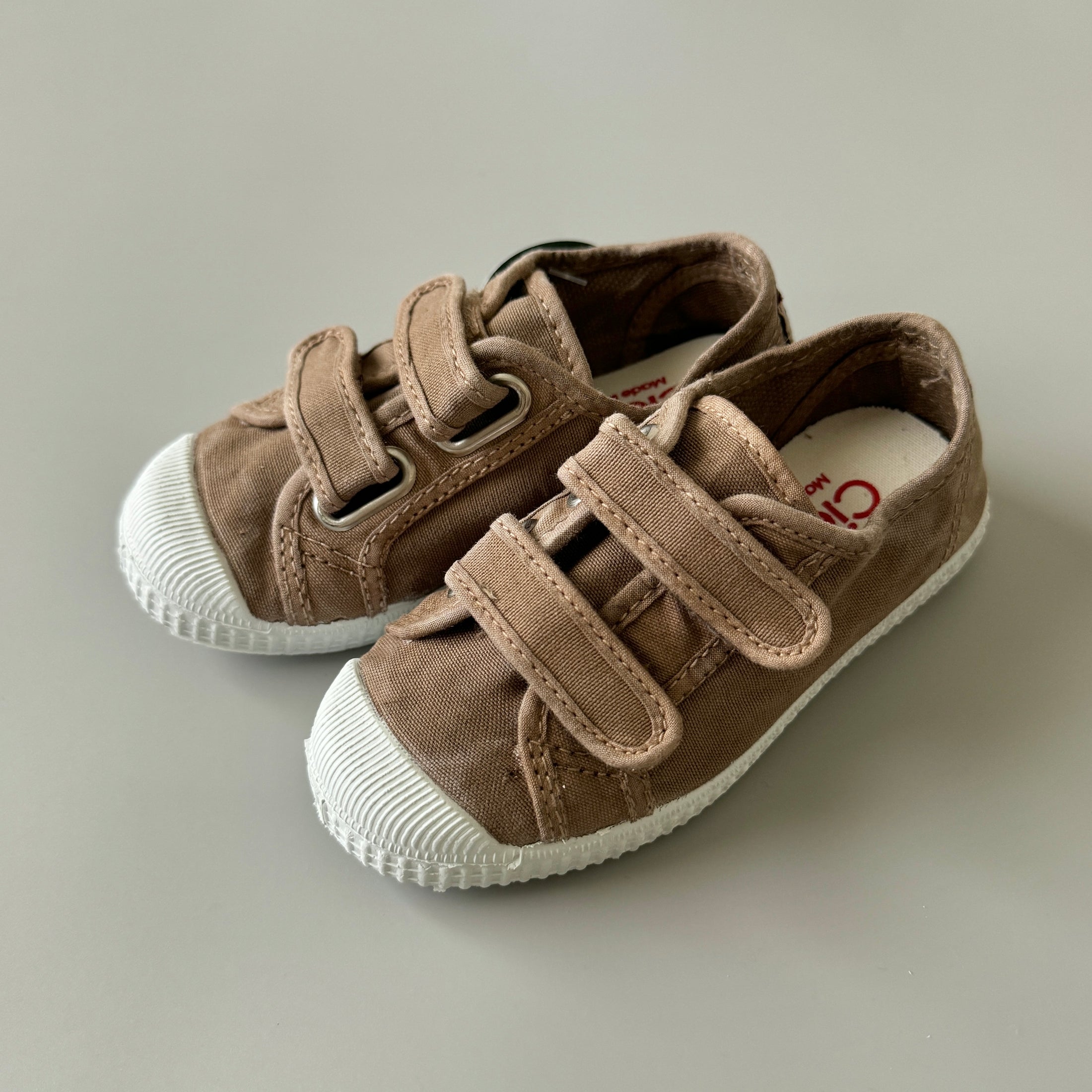 <Cienta>Double strap velcro sneaker - BEIGE 78777