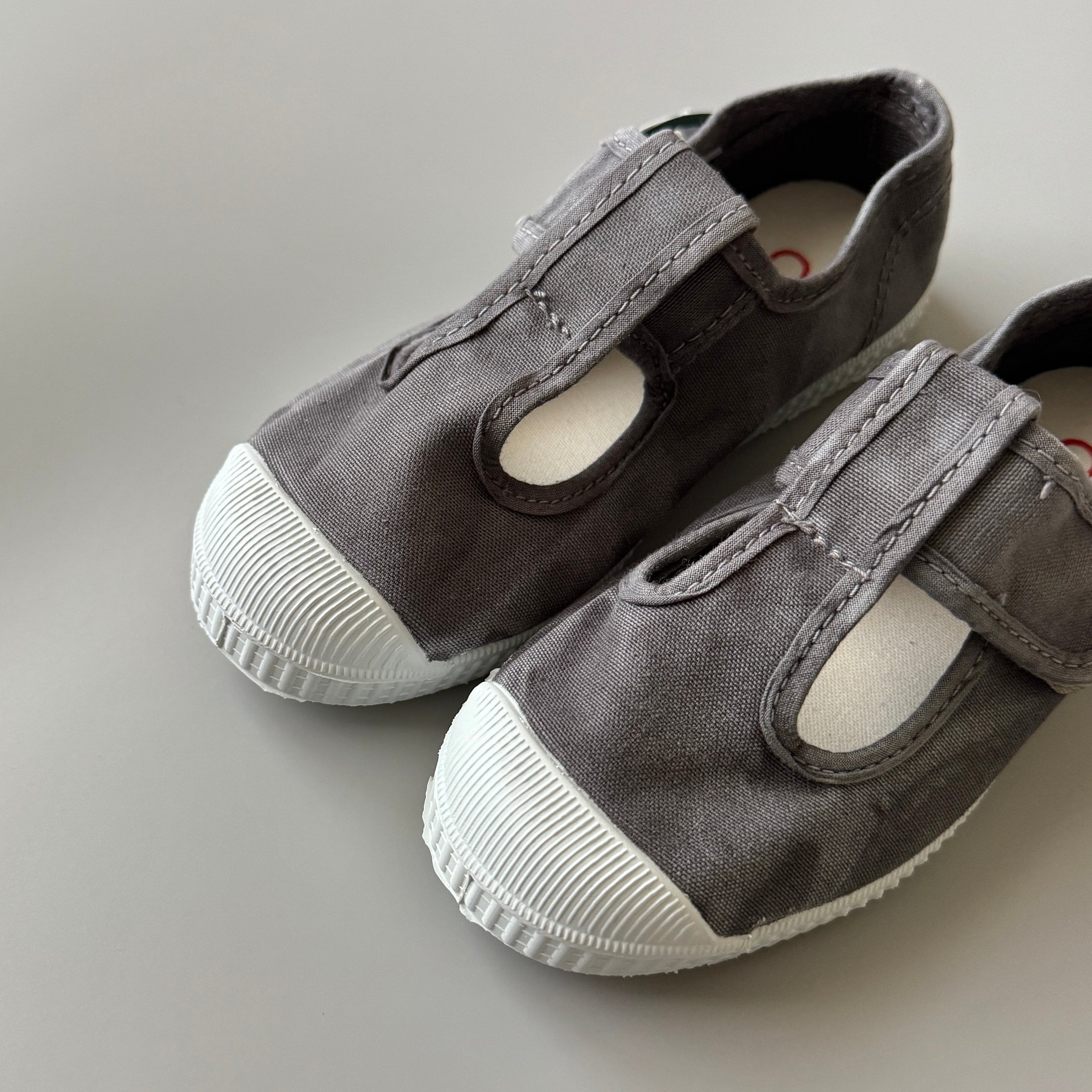 <Cienta>T strap shoes - GRAY 77777