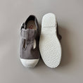 갤러리 뷰어로 이미지로드, <Cienta>T strap shoes - GRAY 77777
