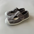 갤러리 뷰어로 이미지로드, <Cienta>T strap shoes - GRAY 77777
