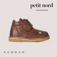 Load image into Gallery viewer, <Petit Nord> Scallop Velcro Boot BlackBerries - Hazelnut

