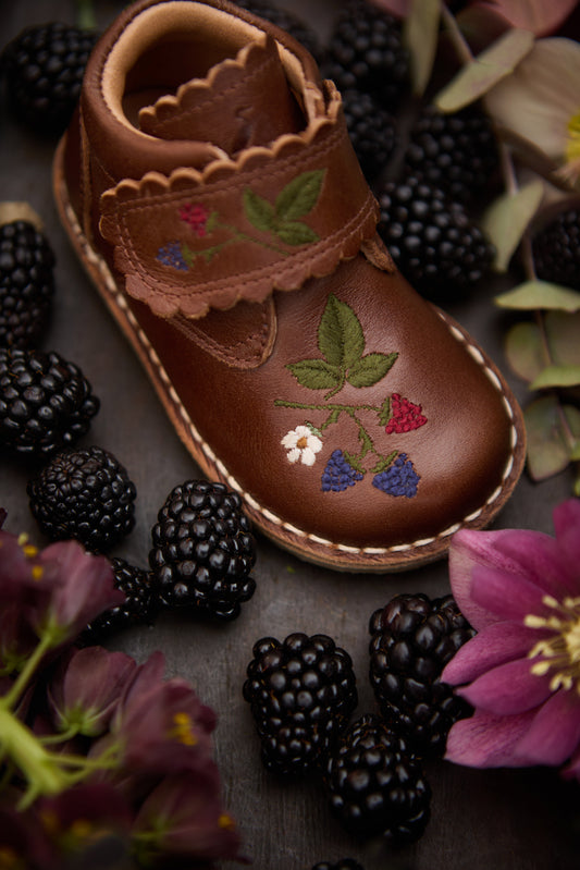 <Petit Nord> Scallop Velcro Boot BlackBerries - Hazelnut
