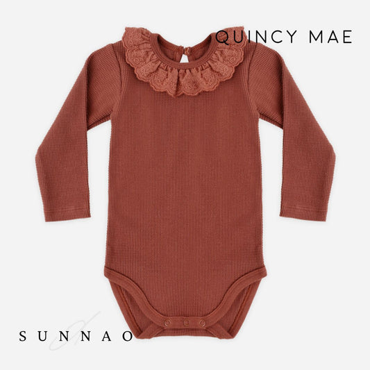 <Quincy mae> RUFFLE COLLAR BODYSUIT REDWOOD　