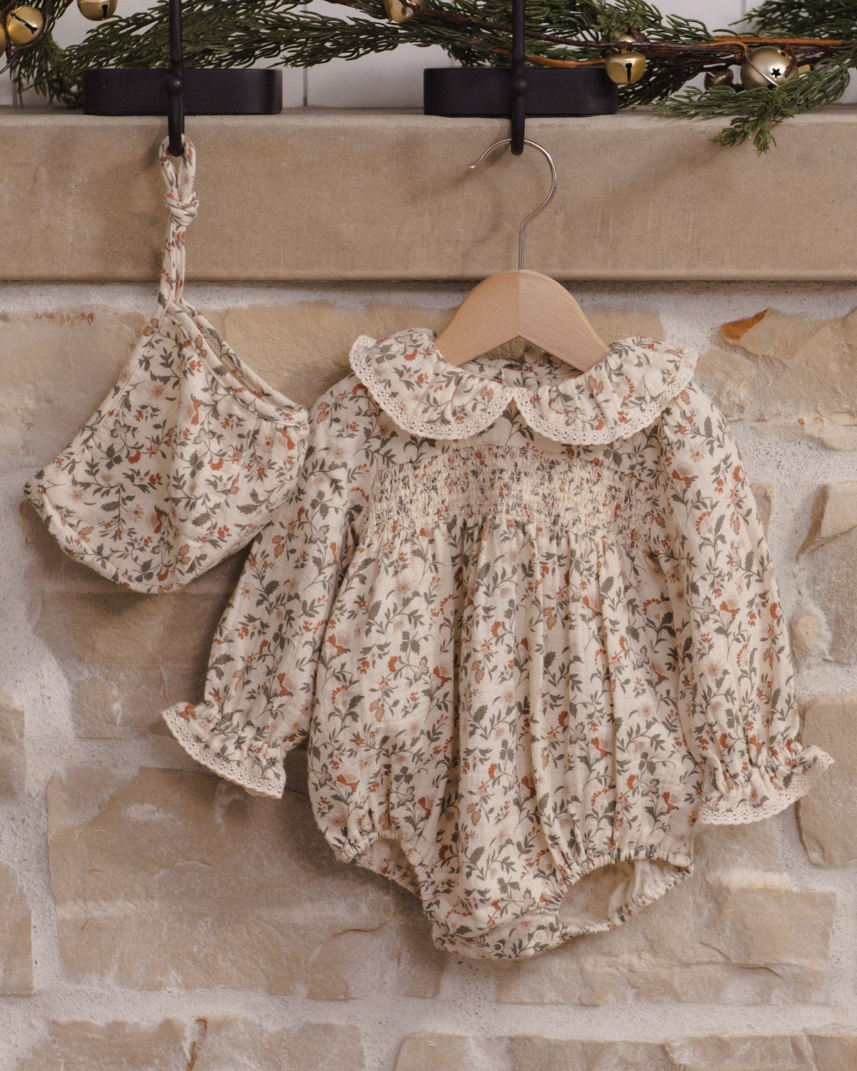 <Quincy mae> CALLIE ROMPER HOLIDAY FLORAL　