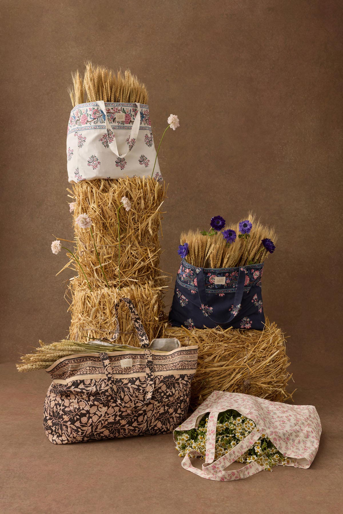 <Louise Misha> TOTE BAG BEVERLY - BLACK BLOOMING WOODS　