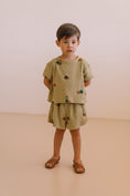 Load image into Gallery viewer, 【予約】<STUDIO BOHEME PARIS> TSHIRT ESSENTIAL - GOLDEN GREEN / WATERMELON - DROP2
