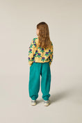 Gallery viewerに画像を読み込む, <The Campamento> Blue Daisies Allover Sweatshirt - YELLOW　
