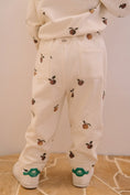 Gallery viewerに画像を読み込む, <STUDIO BOHEME PARIS> CARROT PANTS - ECRU/APPLES（12M-36M）
