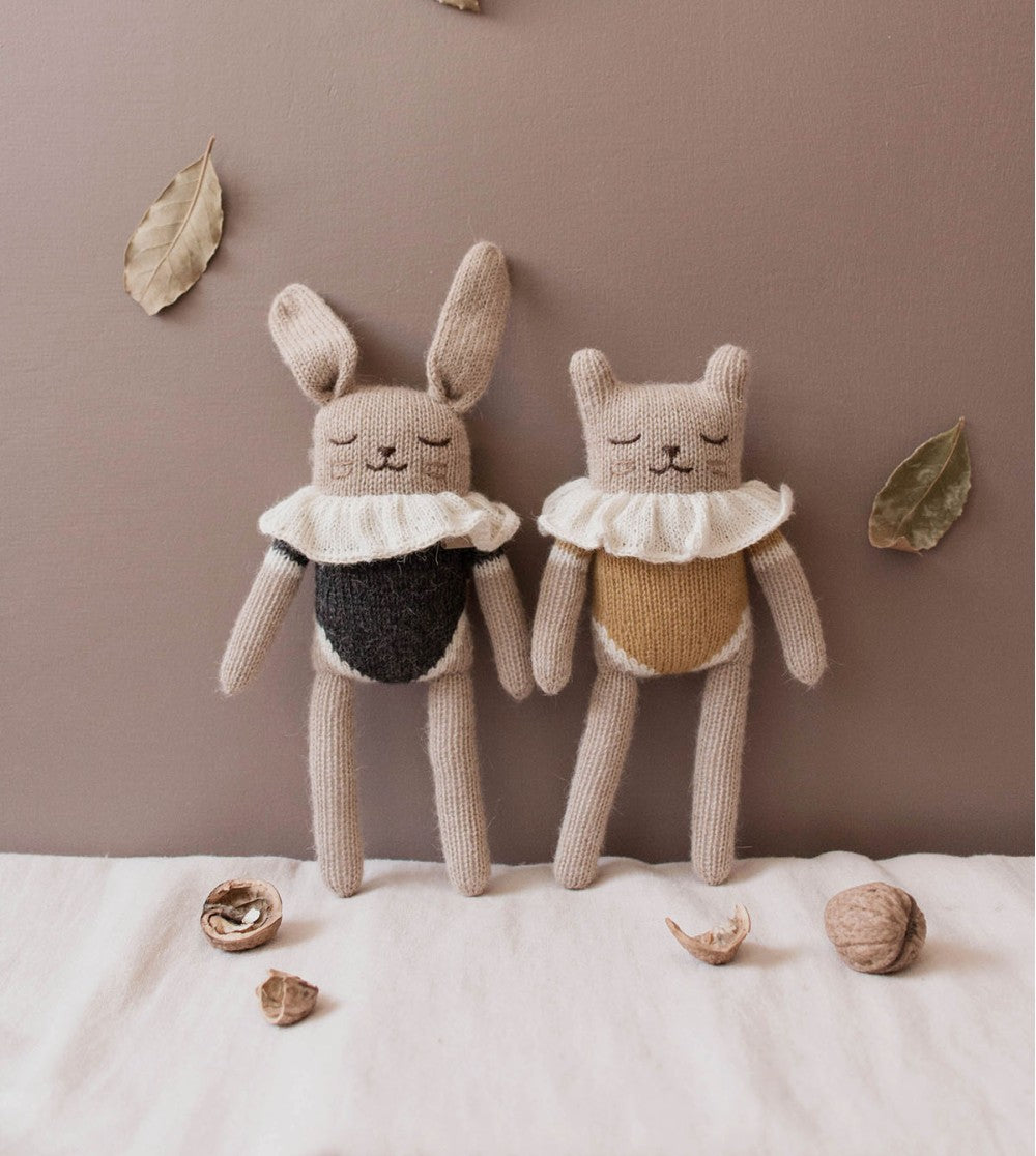 <main sauvage> Kitten knit toy - Ochre bodysuit</main>