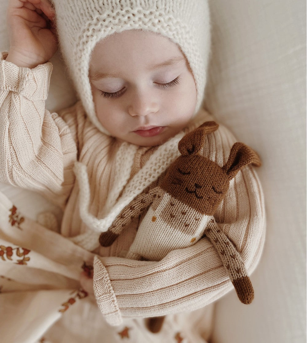 <main sauvage> Bunny knit toy - Ecru overalls</main>