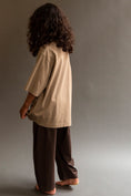Load image into Gallery viewer, <façade> Wide SS tee - Taupe　

