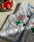 Gallery viewerに画像を読み込む, <SISSEL MINI>NGEBORG MINI LEFTOVER QUILTED VEST（1-6Y）
